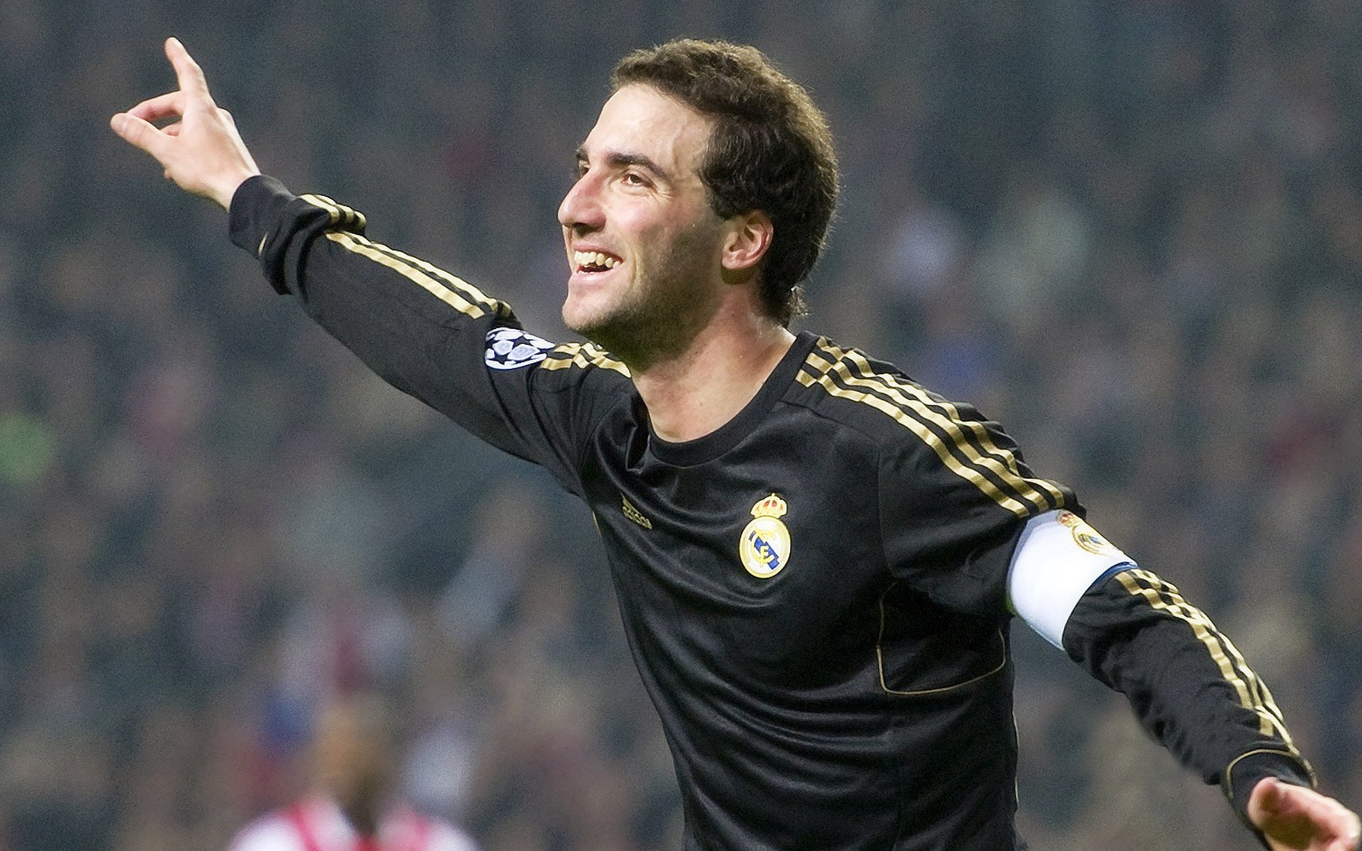 本泽马关键先生本色尽显，曼城如潮攻势冲垮那不勒斯防线